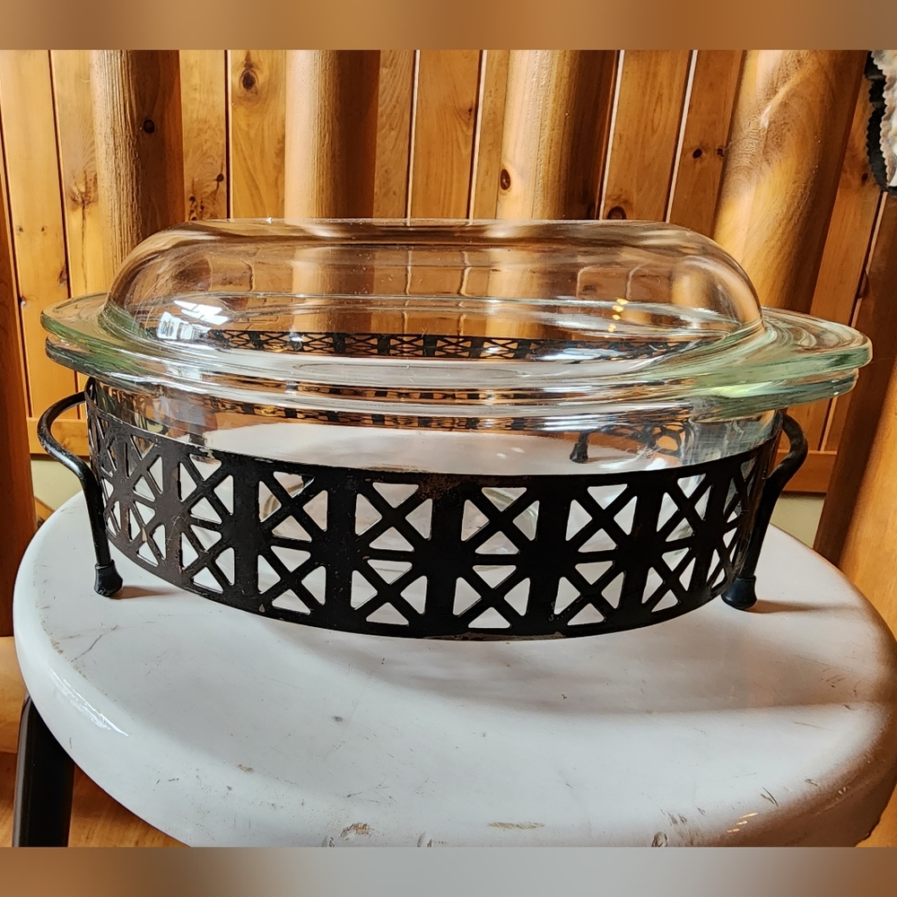 Pyrex Round Clear Covered Casserole Dish With Black Metal Stand